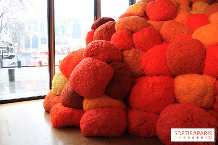 Sheila Hicks, Le Sentinelle de safran au Centre Pompidou : les photos de l'exposition