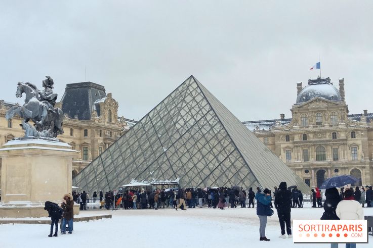 La Neige à Paris - Musée du Louvre pyramide