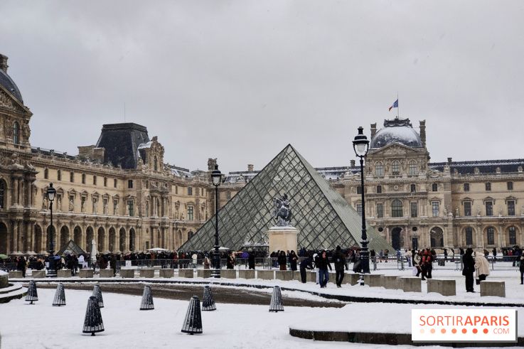 La Neige à Paris - Musée du Louvre pyramide