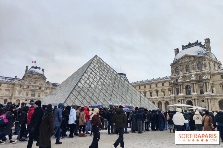 La Neige à Paris - Musée du Louvre pyramide foule