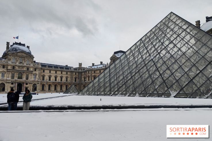 La Neige à Paris - Musée du Louvre pyramide
