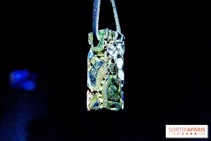 César, pendentif Petite compression, vers 1980 - expo Bijoux d'artistes au Musée des Arts Décoratifs