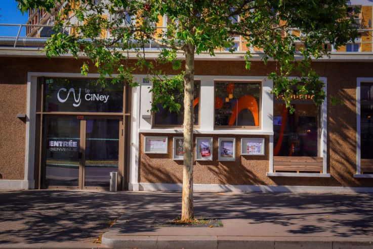 Le CiNey, un cinéma de quartier avec épicerie solidaire et restaurant dans le 18e arrondissement