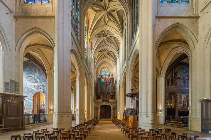 L'Eglise Saint-Gervais-Saint-Protais, en face de l'Hôtel de Ville 
