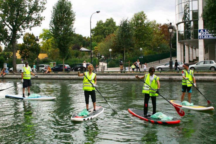 Ramassage de déchets organisé aux abords du Canal Saint-Martin