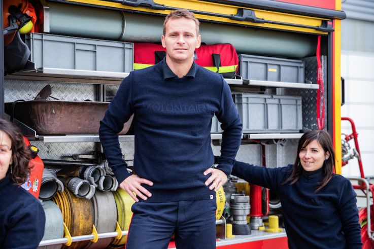 1083 présente son pull confectionné à partir de pulls de pompiers recyclés