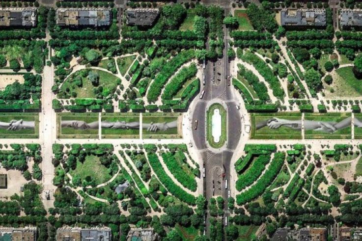 Une fresque de 600 mètres de long au Champ-de-Mars en soutien à SOS Méditerranée