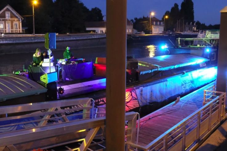 Urban Boat, la péniche culturelle en escale à Paris