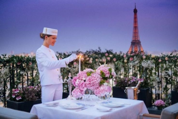 Virée en Rolls Royce Phantom dans les rues de Paris avec l’Hôtel The Peninsula Paris