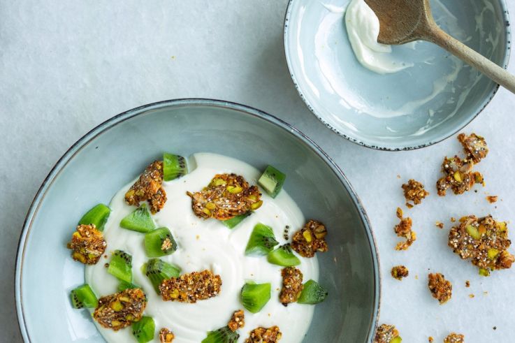 La recette de la mousse de yaourt, kiwi et granola de Juan Arbelaez, chef de Yaya