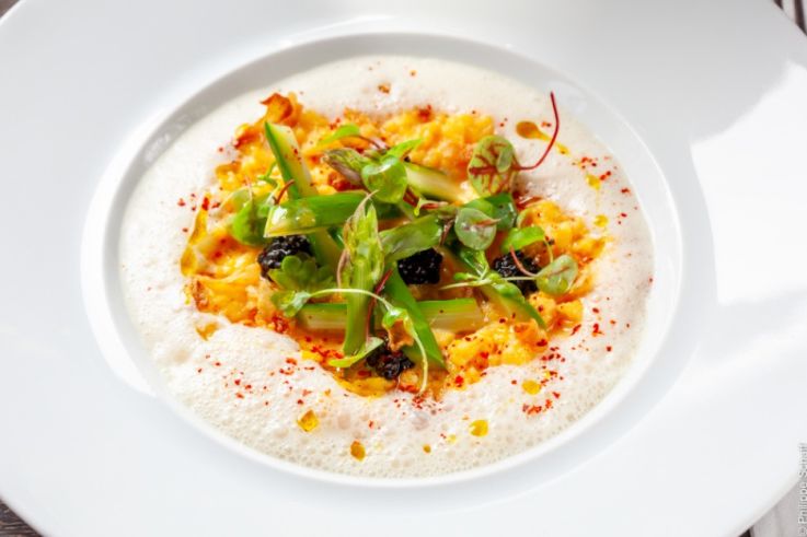 La recette des œufs brouillés aux pointes d'asperges de Gilbert Benhouda,chef du restaurant Sapristi