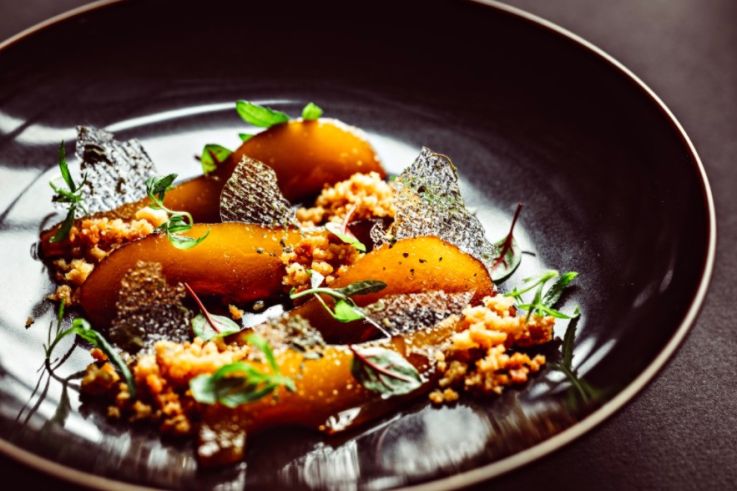 La recette des poires pochées de Thomas Danigo, chef de l'hôtel Monsieur George