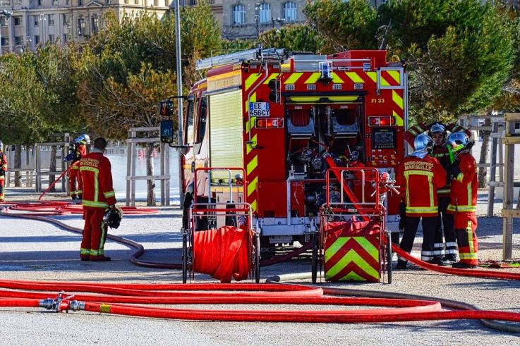 Les pompiers de Paris publient sur Twitter des vidéos humoristiques pour réduire les appels abusifs