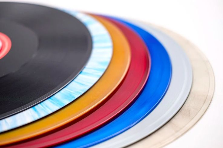 Vinyle à la boulangerie, shampooing chez le caviste: des commerçants du 11e se rebellent avec humour