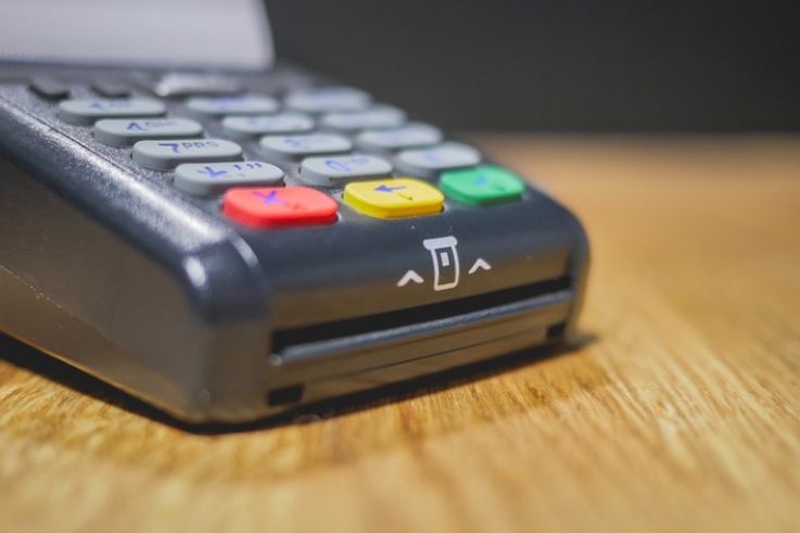 Les pourboires par carte bancaire au restaurant défiscalisés en 2022, annonce Macron