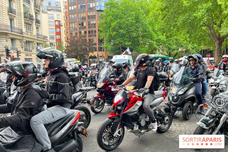 Manifestation de motards à Paris contre le stationnement payant des deux-roues