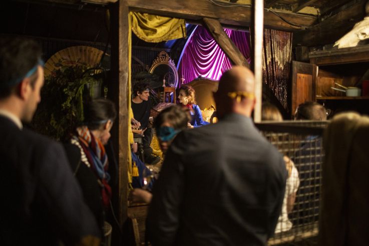 Close, le spectacle immersif de retour à Paris à la Cartonnerie