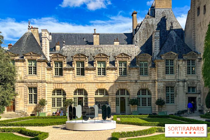 Paris Design Week 2024 : l'installation aux miroirs de Paul Cocksedge à l'Hôtel de Sully