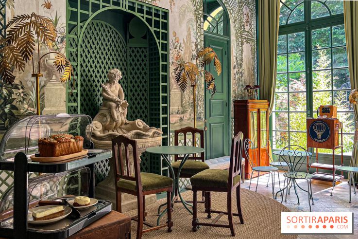 Le Café des Rêves du Grand Hôtel des Rêves : un café et son jardin secret dans un décor de théâtre