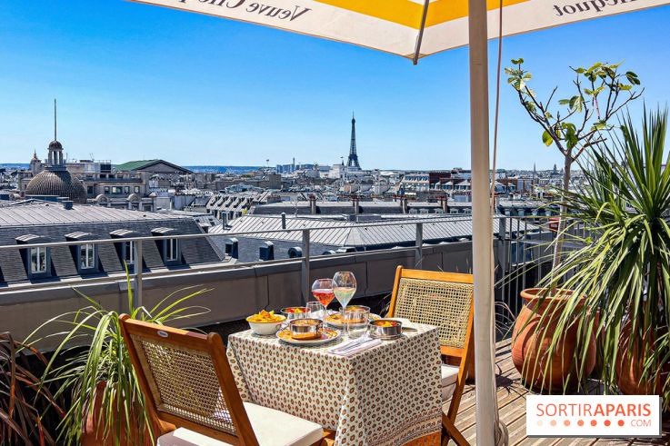 La terrasse estivale du Printemps Haussmann 2025 avec vue sur Paris et la Tour Eiffel