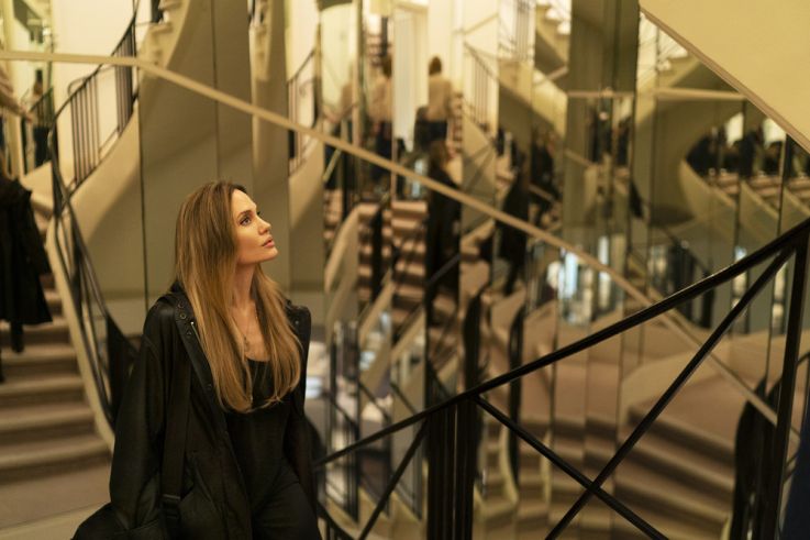 Coutures : dans les coulisses de la mode et de la vie avec Angelina Jolie - notre avis