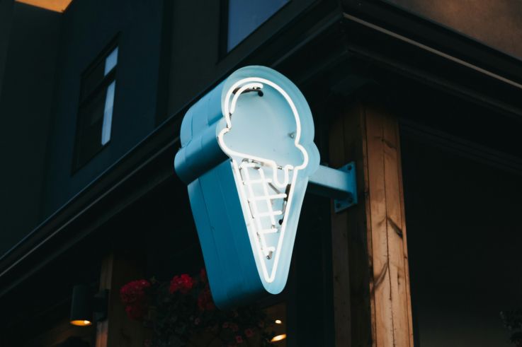 Une célèbre maison de mode distribue des glaces italiennes gratuites sur une terrasse à Paris
