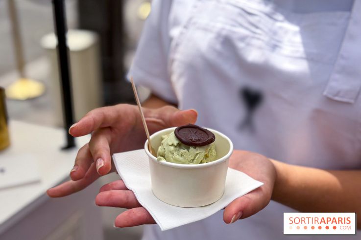 Une célèbre maison de mode distribue des glaces italiennes gratuites sur une terrasse à Paris