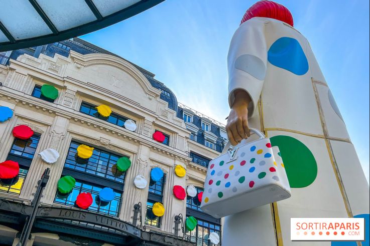 La gigantesque Yayoi Kusama devant le siège de Louis Vuitton, face à la Samaritaine