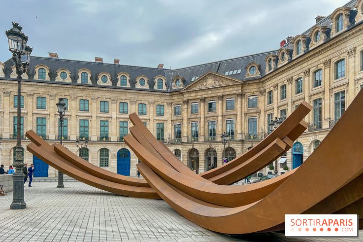 Les imposantes installations en acier de l'artiste Bernar Venet sur la Place Vendôme