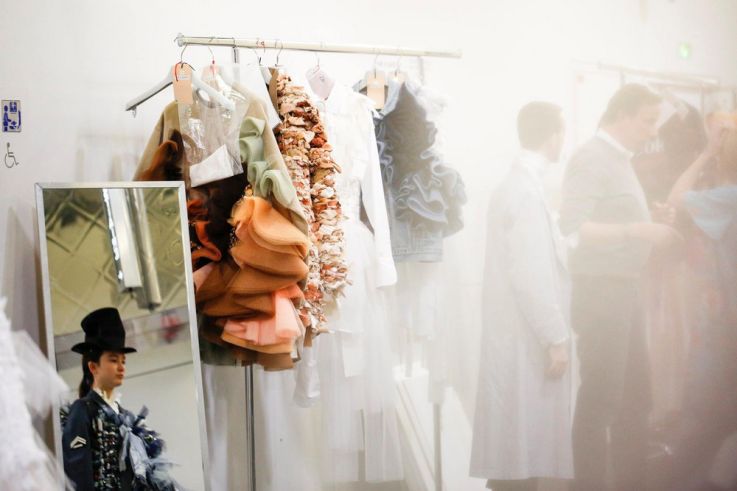 Paris Fashion Week : revisionnez le défilé détonnant de Viktor & Rolf Haute Couture 2023-2024