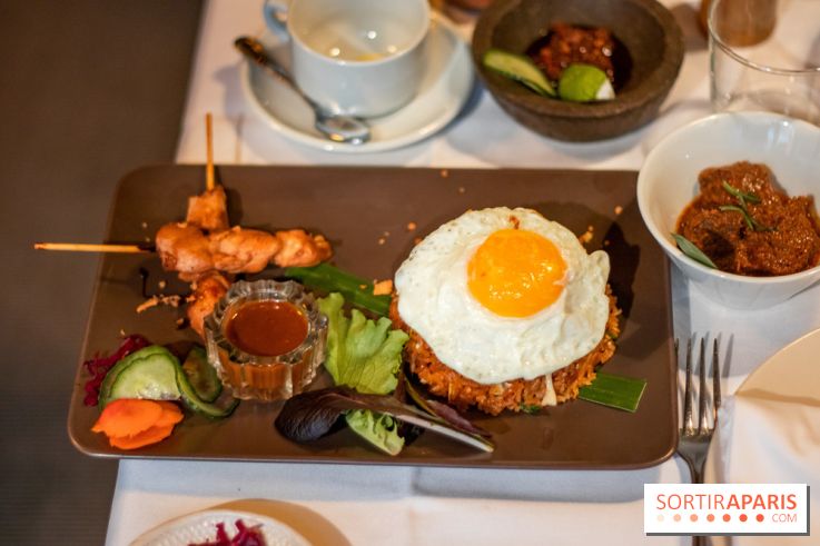 Djakarta-Bali : nasi goreng special (riz sauté à l'indonésienne et saté ayam)