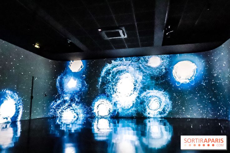 Verse, l'exposition au bar du Studio de l'Atelier des Lumières