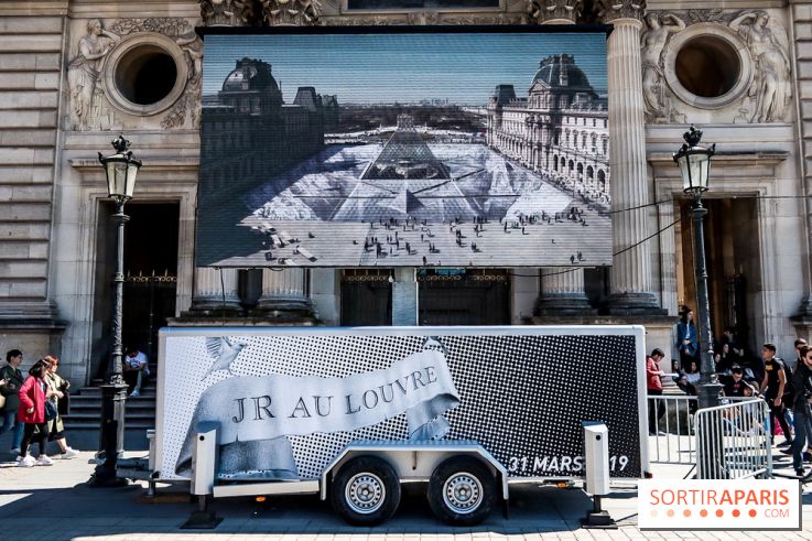 JR investit la place de la Pyramide du Louvre pour ses 30 ans