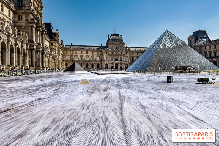 JR investit la place de la Pyramide du Louvre pour ses 30 ans
