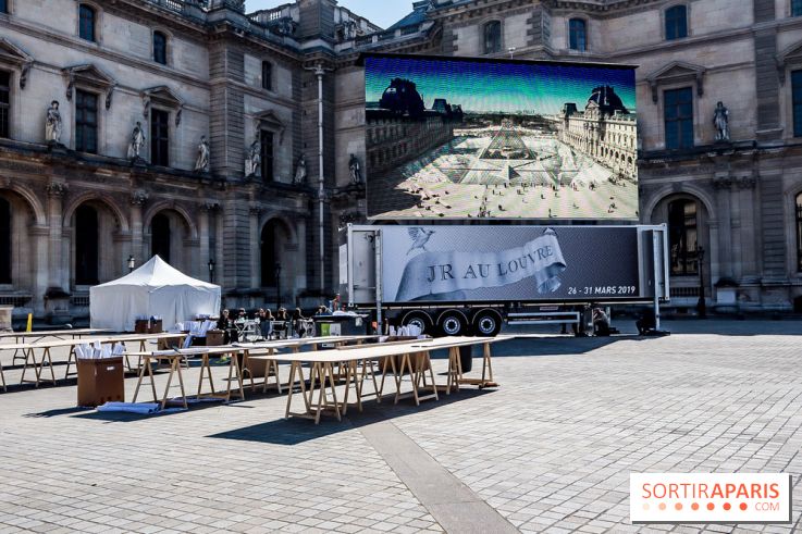 JR investit la place de la Pyramide du Louvre pour ses 30 ans