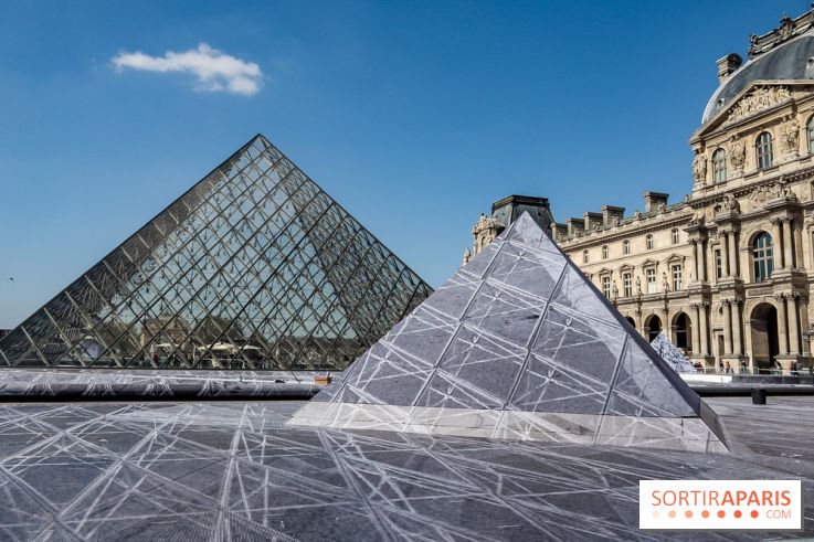 JR investit la place de la Pyramide du Louvre pour ses 30 ans