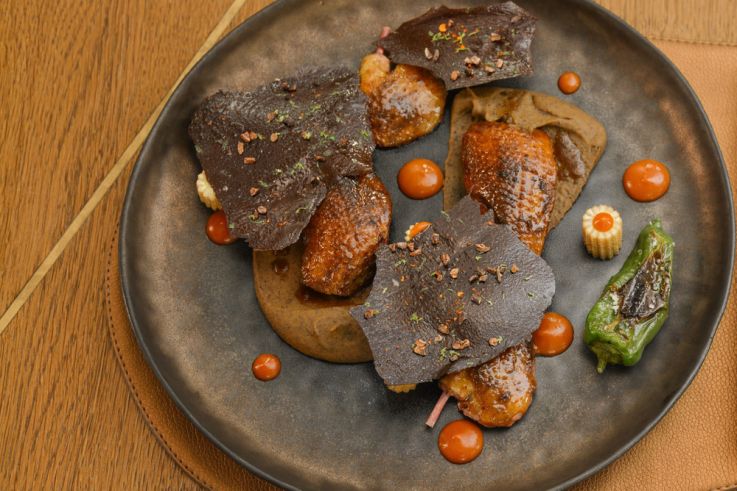 Le Sergent Recruteur - Pigeon à peine fumé, grillé, purée de haricot noir au paprika et origan, pimentos de Padrôn, gavotte au cacao