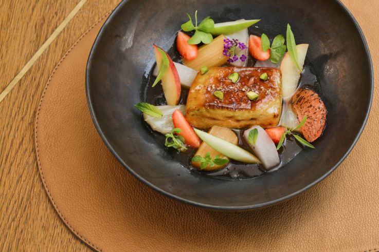 Le Sergent Recruteur - Foie gras de canard poché dans une sangria aux légumes et fruits blancs, pamplemousse à la flamme et rhubarbe