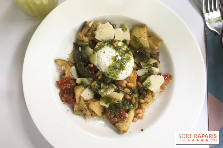 Oeuf poché, légumes grillés, copeaux de parmesan