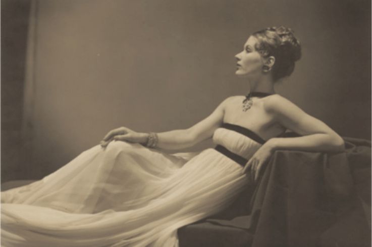 Lisa Fonssagrives portant une robe directoire Vionnet en mousseline blanche, Harper’s Bazaa