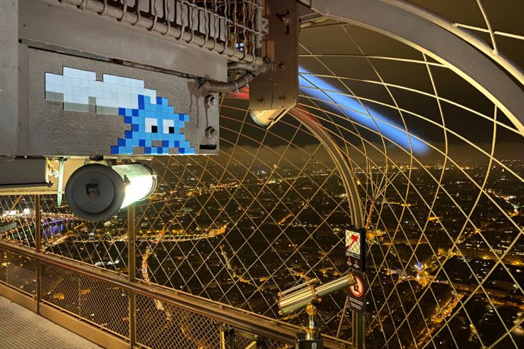 Invader met la main sur la Tour Eiffel