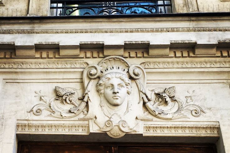 Pourquoi y a t-il des visages au-dessus des portes d'immeubles à Paris ?