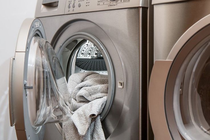 Coronavirus : comment laver son linge pour éliminer le virus ?