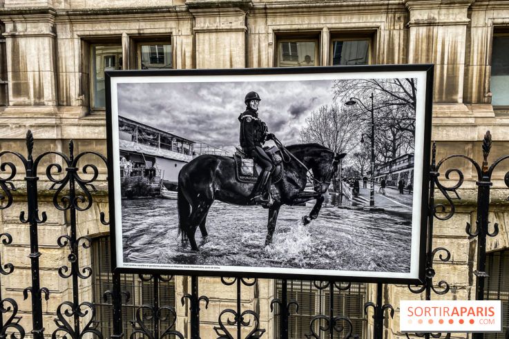 Parisiennes, l'exposition photos de Nikos Aliagas sur les grilles de l'Hôtel de Ville
