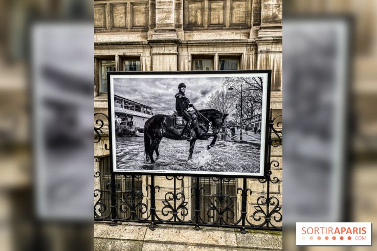 Parisiennes, l'exposition photos de Nikos Aliagas sur les grilles de l'Hôtel de Ville