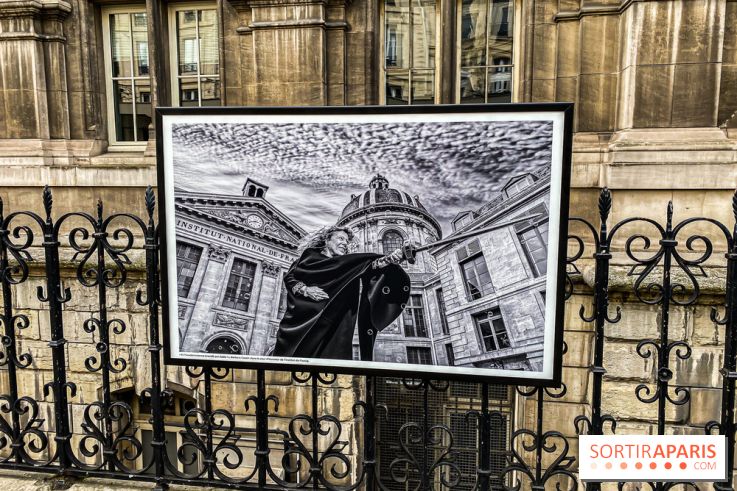 Parisiennes, l'exposition photos de Nikos Aliagas sur les grilles de l'Hôtel de Ville