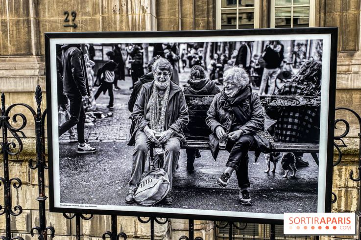 Parisiennes, l'exposition photos de Nikos Aliagas sur les grilles de l'Hôtel de Ville