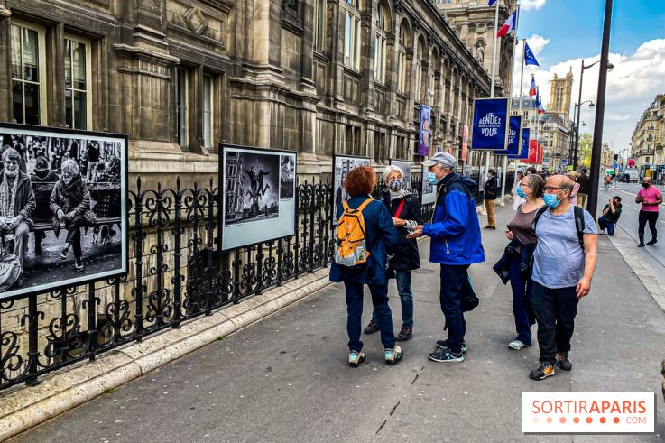 Parisiennes, l'exposition photos de Nikos Aliagas sur les grilles de l'Hôtel de Ville