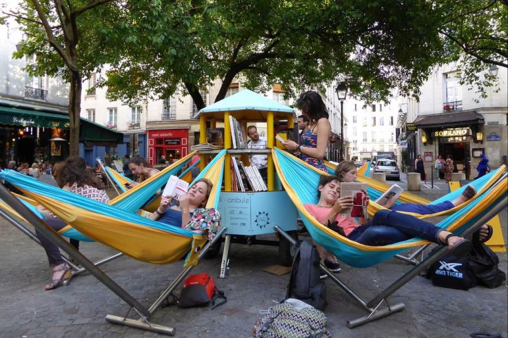Bibliambule, une bibliothèque ambulante avec des hamacs pour lire au calme