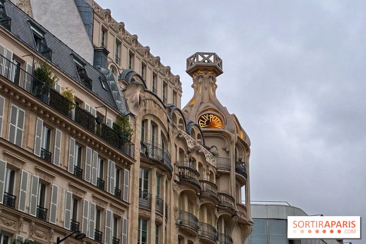 Que cache cette façade et ce toit en forme de bouchon de champagne ?